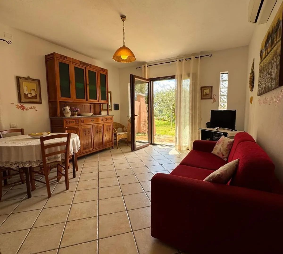 Apartament Bilocale Con Ampio Giardino Pula